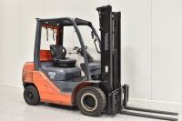 Xe nâng dầu cũ hiệu Toyota 52-8FD25, 2.5 tấn, nâng cao 3.5 m, năm 2008